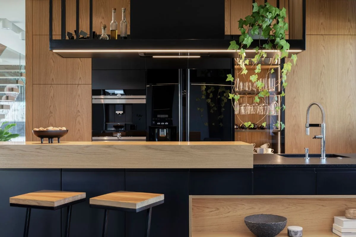 Attention to detail, from cabinet hardware to lighting fixtures, is the cornerstone of elegant kitchen design.‍
