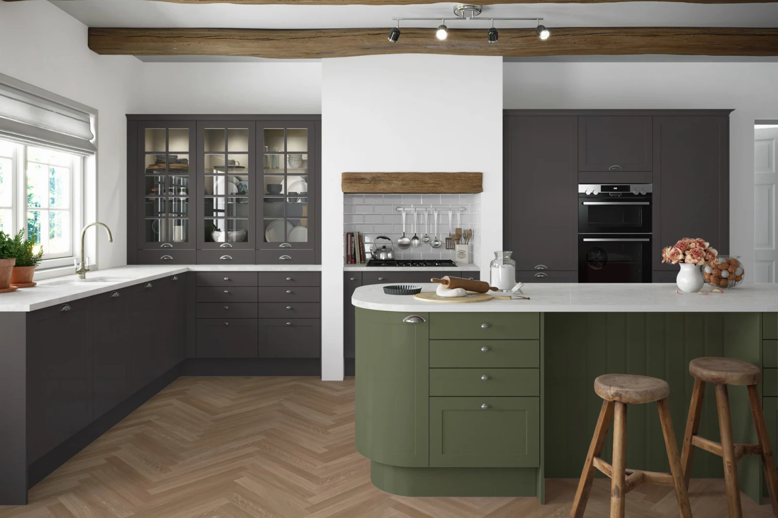 An elegant G-shaped luxury kitchen layout, perfect for those who appreciate grandeur and formality.‍