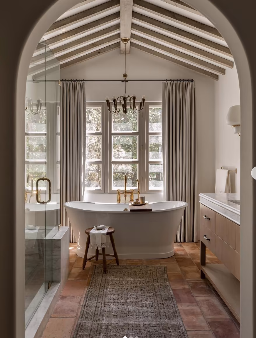 Elite bathroom decor trends in NYC: Where technology meets luxury in bathroom design.
