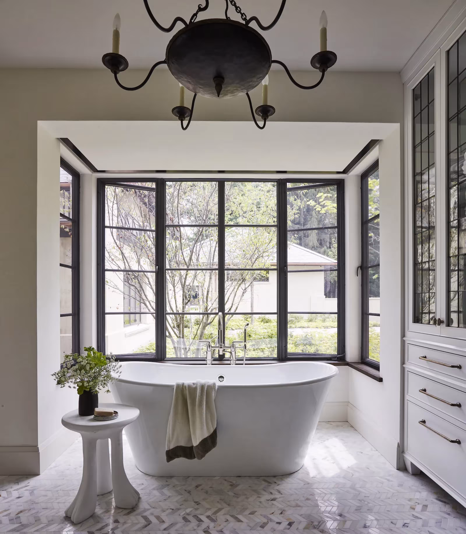 Elegance redefined: A freestanding bathtub as the focal point of a luxurious bathroom.